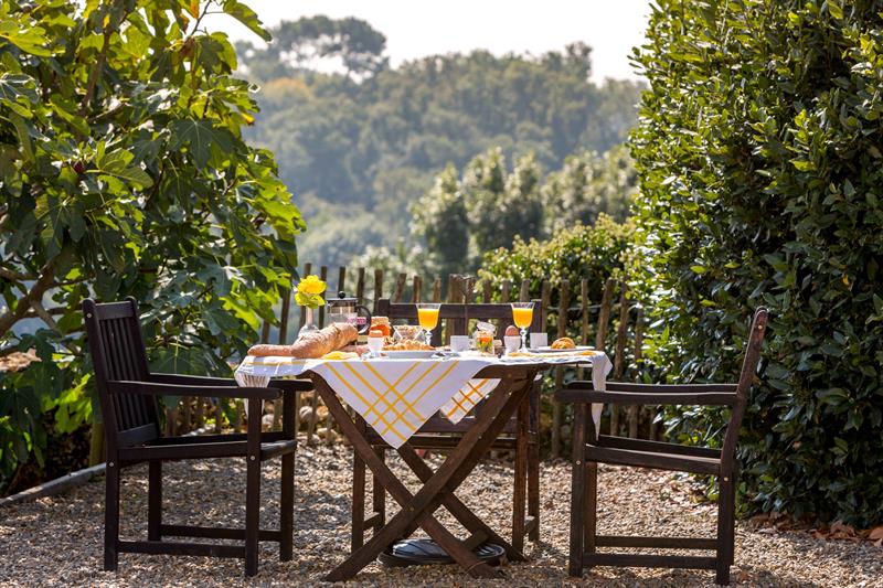 Petit-déjeuner sur la terrasse